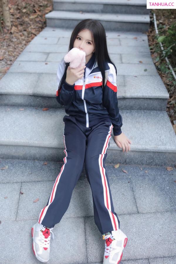   [XiuRen]高清写真图 2024.04.02 No.8335 小薯条nienie 美臀性感第21张图片